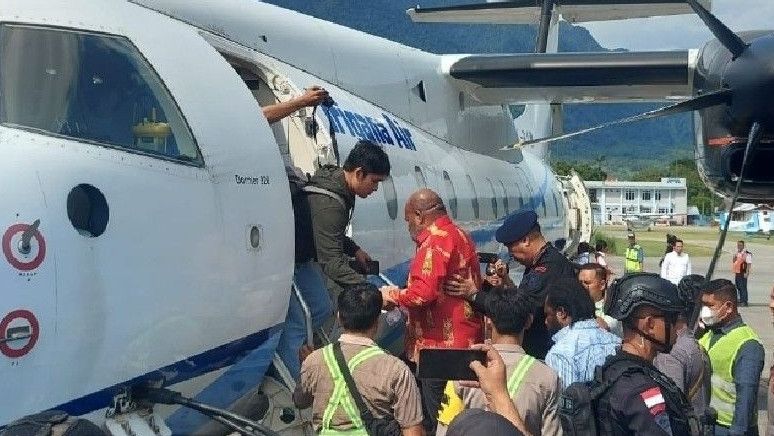 Adik Lukas Enembe Protes ke KPK karena Tak Gunakan Garuda saat Bawa Kakaknya ke Jakarta: Ini Kejahatan
