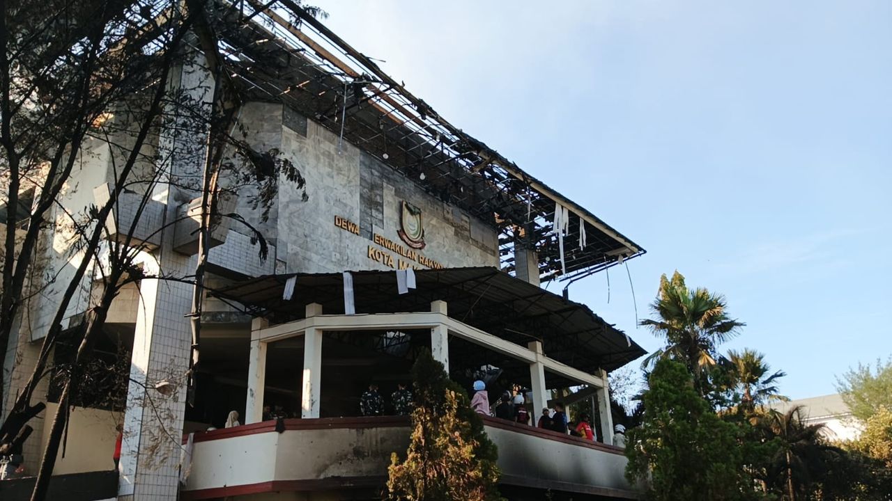 Polisi Akui Cuma Nonton dari Jauh Saat Gedung DPRD Makassar Dibakar