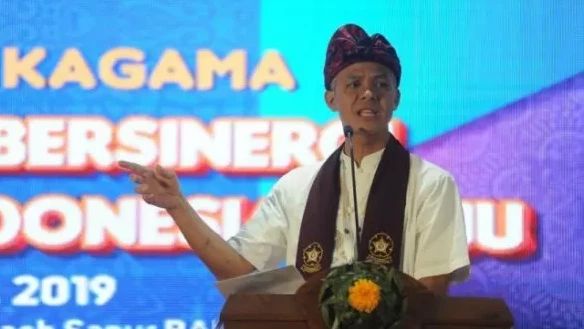 Ganjar Pranowo Beri Penghargaan Anugerah Alumni UGM Mengabdi