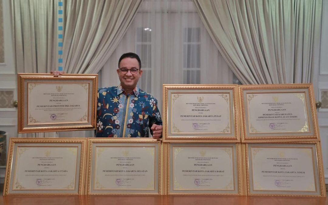 'Terima Penghargaan Paling Depan, Pas Banjir Ngilang', Denny Siregar Sindir Anies?