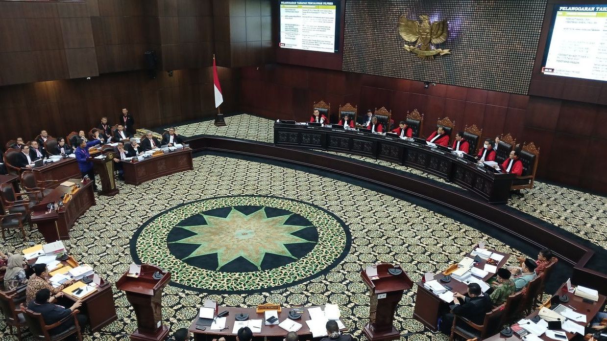 Hakim MK Akui Pusing karena Bawaslu Hanya Sampaikan Data Saat Sidang Sengketa Pilpres 2024