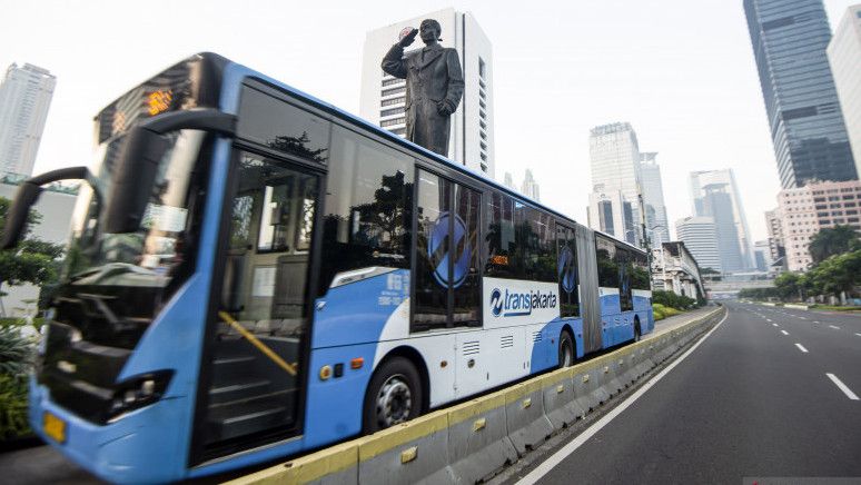 Transjakarta: Penumpang Harus Tap In dan Tap Out Saat Naik-Turun Bus