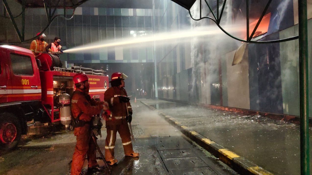 Kerasnya Perjuangan Damkar Memadamkan Kebakaran Panakukkang Square di Makassar