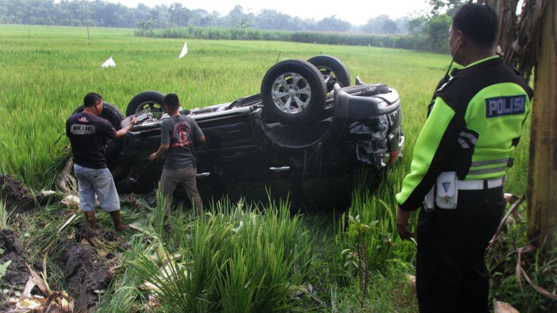 Ngantuk saat Menyetir, ASN Pemkab Sukabumi Kecelakaan, Mobil Dinasnya Masuk Sawah