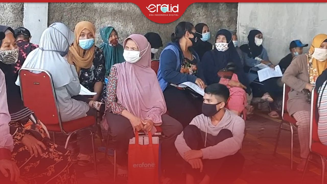 Masyarakat Mengantre Pencairan BLT UMKM Taham Kedua di Kramat Jati, Jakarta Timur