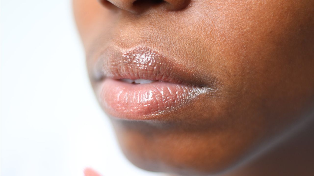 Penyebab Bibir Kering dan Mengelupas Dimulai dari Kebiasaan hingga Lingkungan