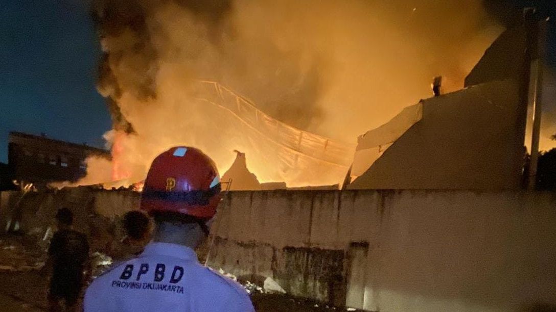 Lebih dari 12 Jam Berlalu, Damkar Masih Padamkan Kebakaran di Gudang Lazada Jakbar