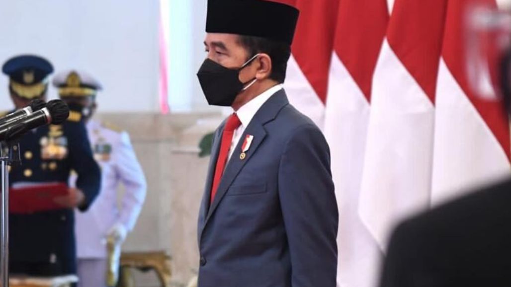 Jokowi Sematkan Bintang Jasa Kepada 325 Nakes yang Gugur Melawan COVID-19
