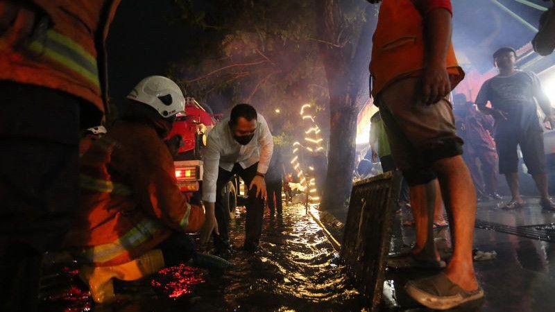 'Main Hujan' Pantau Genangan, Wali Kota Surabaya Dapat Tepuk Tangan, Hebat Bukan?