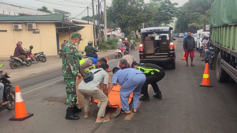 Gagal Nyalip Dan Ditabrak Mobil, Pengendara Motor Tewas Seketika Di ...