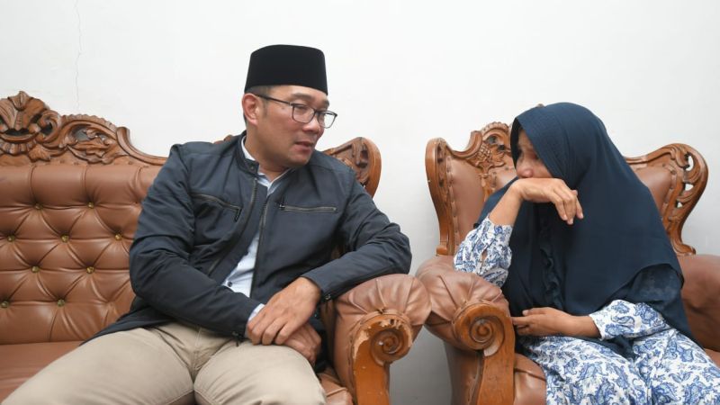 Momen Haru Ridwan Kamil Bertemu Ibu yang Anaknya Hilang Tenggelam di Sungai Padang