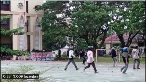 Hasil Tawuran Mahasiswa UIN Makassar: Kepala Wakil Dekan Berdarah Terkena Batu