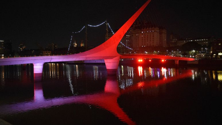 Cahaya Merah-Putih di Ikon Kota Buenos Aires Sebagai Ucapan HUT ke-76 RI