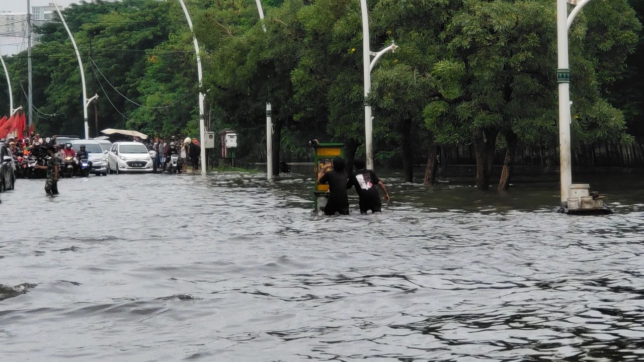 Kun Mau Pindahkan Awan untuk Mengatasi Banjir di Jakarta