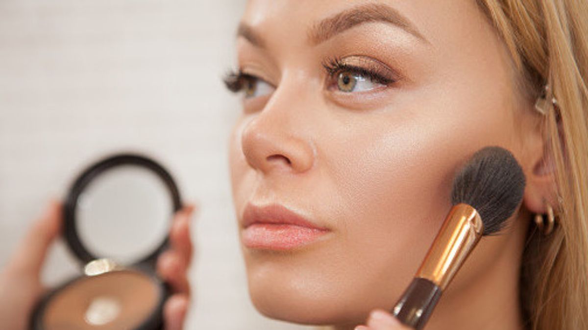 Mengenal Tren Makeup Hybrid dan Segudang Manfaatnya untuk Kecantikan Kulit