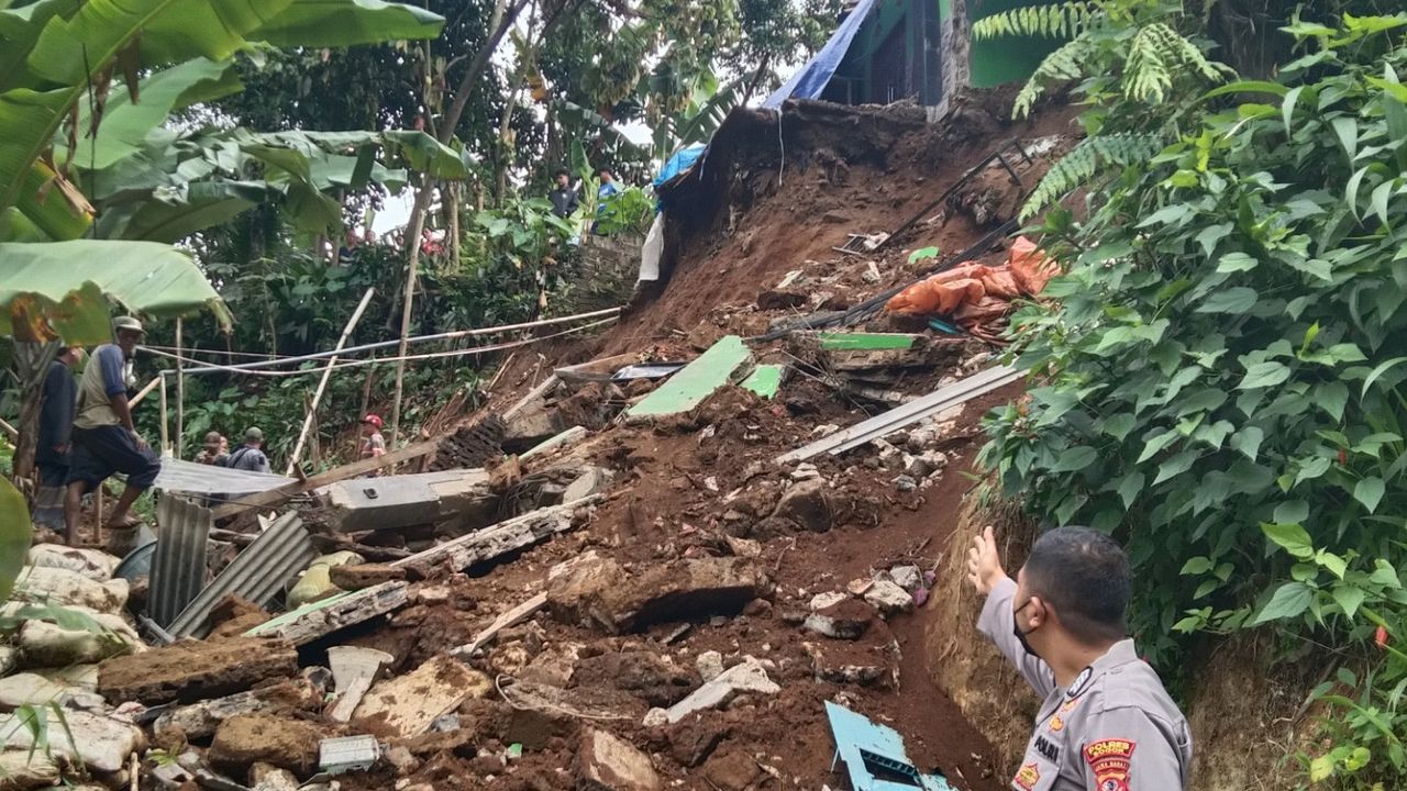 Gempa Sukabumi Sebabkan Satu Rumah Warga di Cibinong Bogor Ambruk