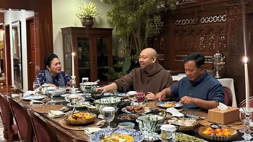 Momen Prabowo Makan Malam Bersama Anak dan Mantan Istri