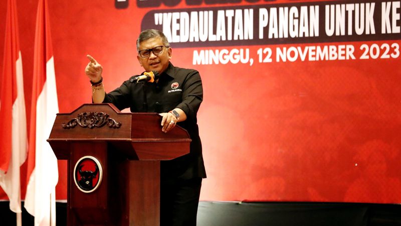 Hasto Dan Ribuan Kader PDIP Kalsel Berpakaian Hitam Saat Rakerda IV ...