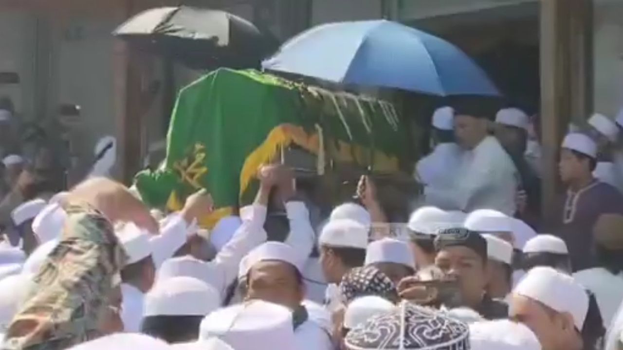 Jenazah Istri Habib Rizieq Dimakamkan di Markaz Syariah Bogor