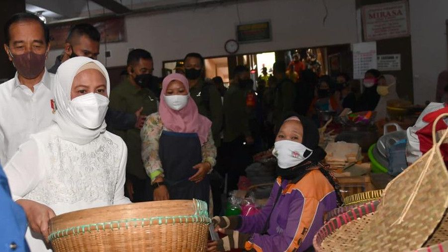 Senangnya Pedagang di Pasar Muntilan, Bakulnya Dibeli dengan Harga Rp100 Ribu oleh Presiden Jokowi: Padahal Harganya Rp15 Ribu