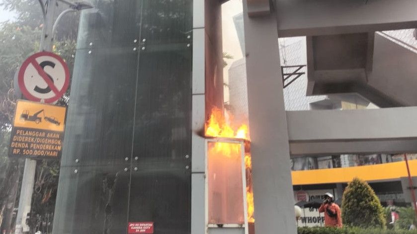 Diduga Korsleting Listrik, Lift JPO Delta Plaza Surabaya Kebakaran