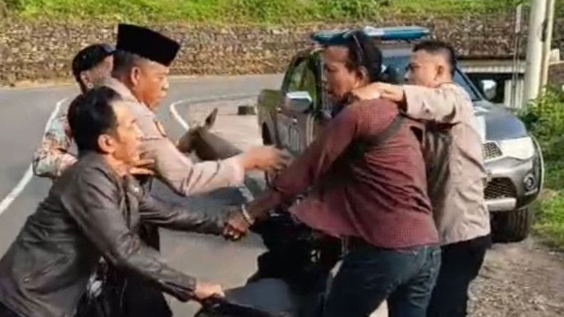 Tidak Terima Dihukum Push Up Lantaran Merokok di Bulan Ramadan, Preman Kampung Ngamuk Bawa Golok