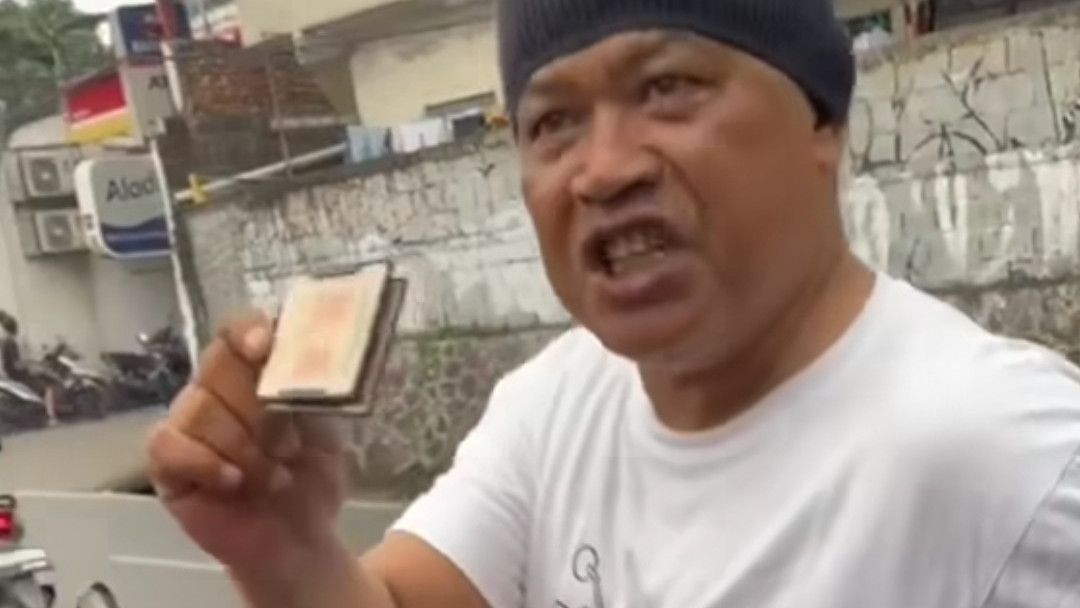 Viral Pria di Jakarta Merokok di Atas Motor, Abunya Kena Anak-Anak, Pas Ditegur Ngaku Polisi