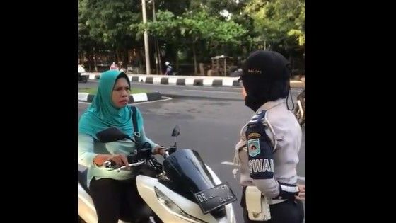Saat Polisi Dikalah Galak oleh Ibu-Ibu yang Melanggar Lalu Lintas di Lombok
