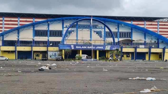 Polisi Periksa 46 Botol Miras Oplosan di Stadion Kanjuruhan Malang