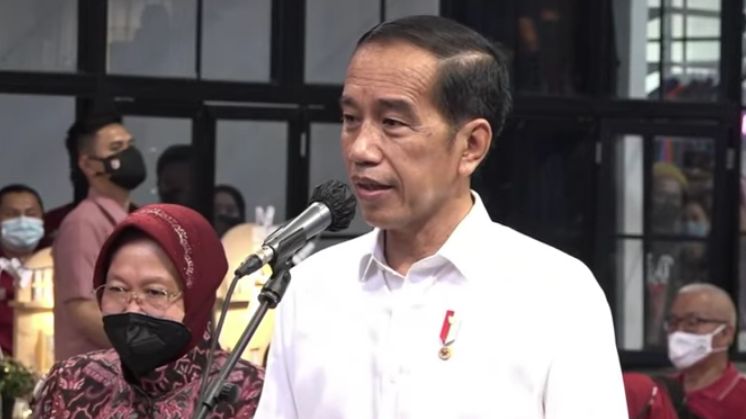 Momen Jokowi Bagikan BLT Minyak Goreng di Gedung Pos Jakarta, Beri Pesan untuk Warga: Jangan Buat Beli Pulsa