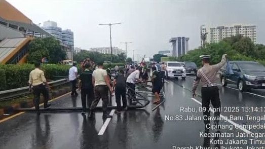 Papan Reklame di Tol Dalam Kota Pancoran Jakarta Ambruk, Diduga karena Angin Kencang