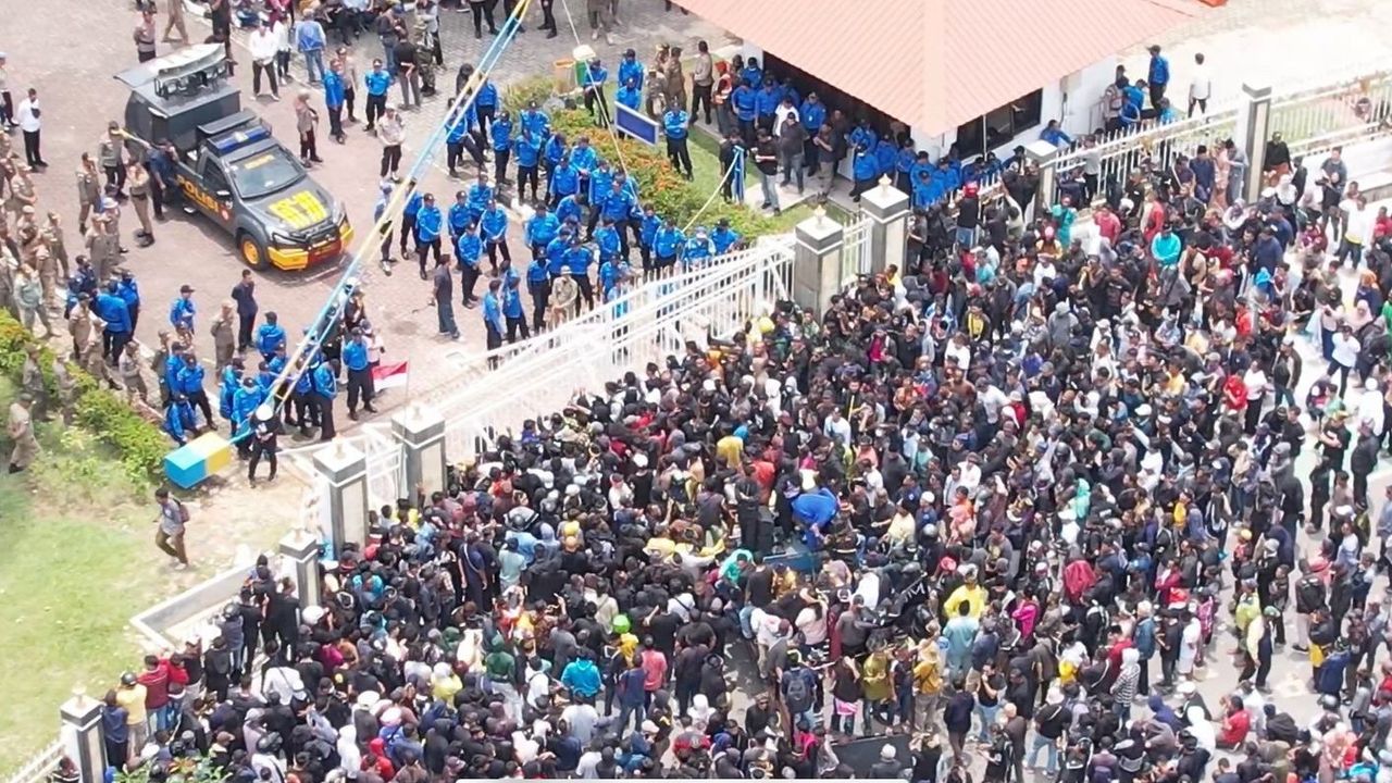 Demo di Kantor BP Batam Ricuh: 43 Orang Ditangkap, 26 Personel Luka-luka