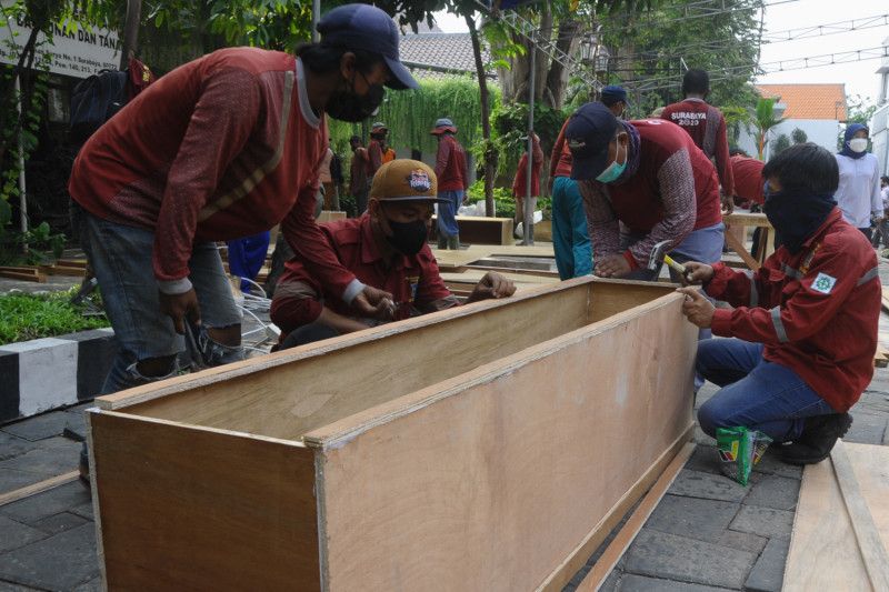 Hadapi Covid-19, Pemkot Surabaya Buat Ratusan Peti Mati untuk Warganya