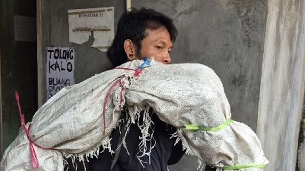 Pria di Jakbar Dituduh Panggul Mayat, Ternyata Cuma Gendong Biawak, Teganya Warga!