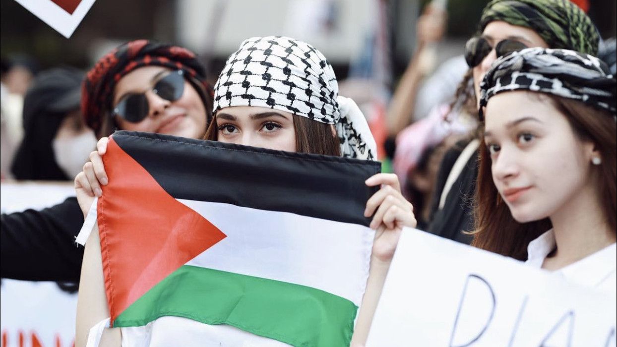 Potret Syifa Hadju Ikut Turun ke Jalan Bela Palestina, Bentangkan Bendera hingga Disebut Gigi Hadid Indonesia