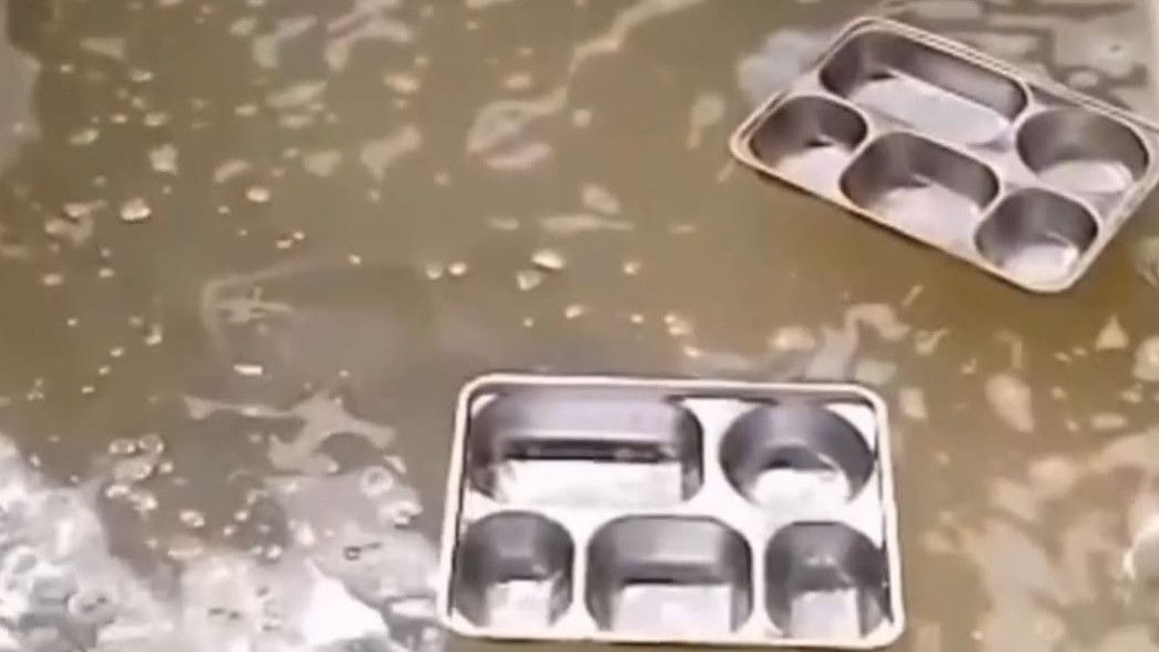 Menjijikan! Ompreng MBG di Bandung Barat Dicuci dengan Air Keruh Tidak Mengalir