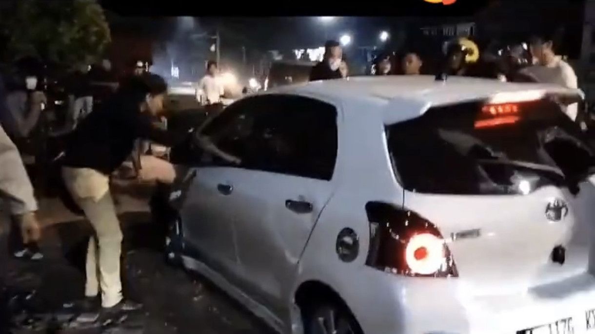 Viral! Diduga Mesum di Dalam Mobil, Warga Amuk dan Rusak Kendaraan Pakai Helm, Netizen Pro Kontra: Berawal Iri Jadi Barbar