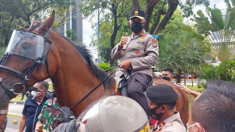 Aksi Kapolda Metro Jaya Fadil Imran Naik Kuda dan Sapa Demonstran: Sudah Dapat Snack?