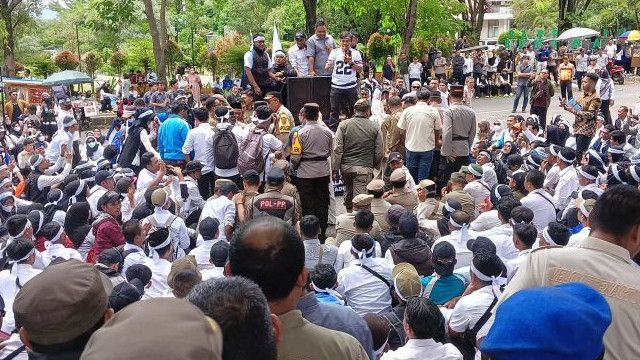 Disebut Dewan Pengkhianat Rakyat, Faisal Anggota DPRD Sukabumi Hampir Gebuk Guru Honorer