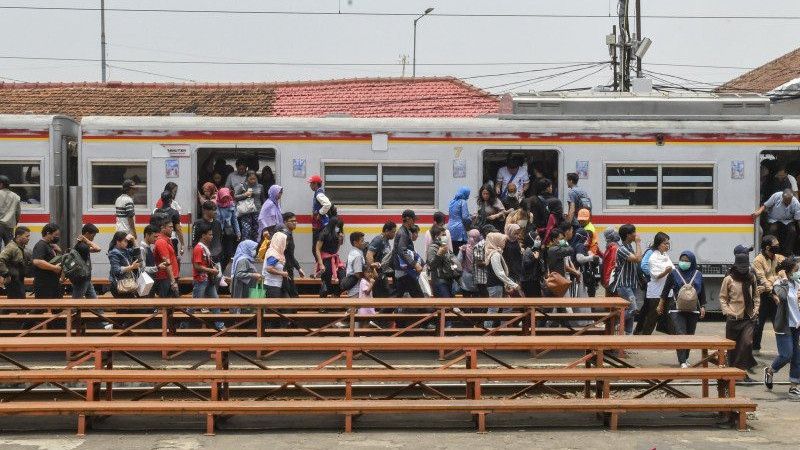 Ditegur Menhub, PT KCI Langsung Tambah Jadwal Perjalanan Kereta, Antisipasi Penumpukan Penumpang