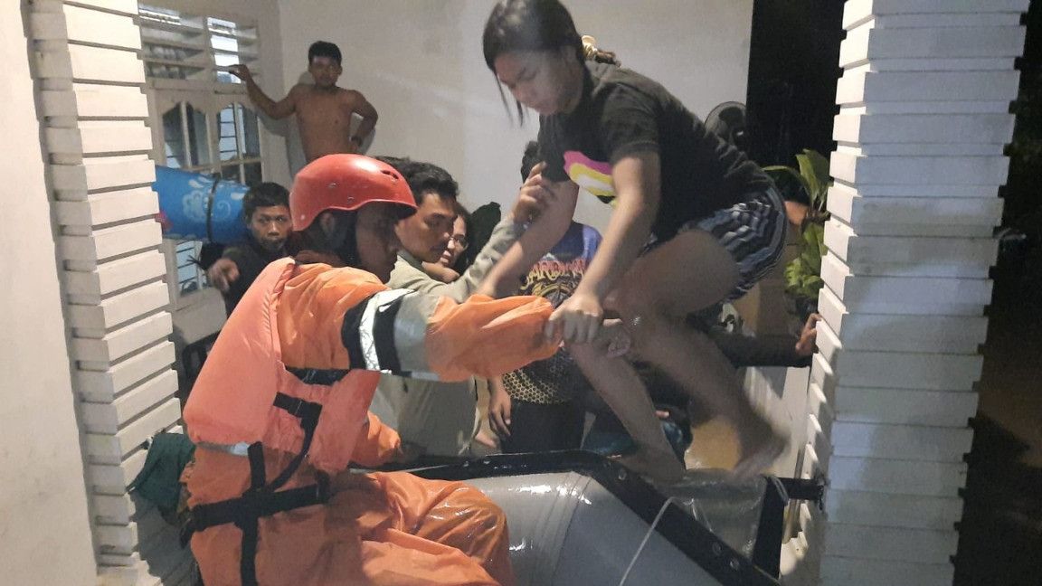 Detik-detik Dramatis Tim SAR Evakuasi Korban Banjir di Medan