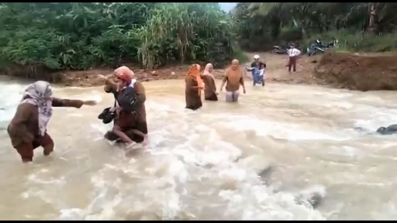 Aksi Heroik Ibu Guru Gendong Para Siswa Sebrangi Arus Sungai di Mandiling Natal Sumut