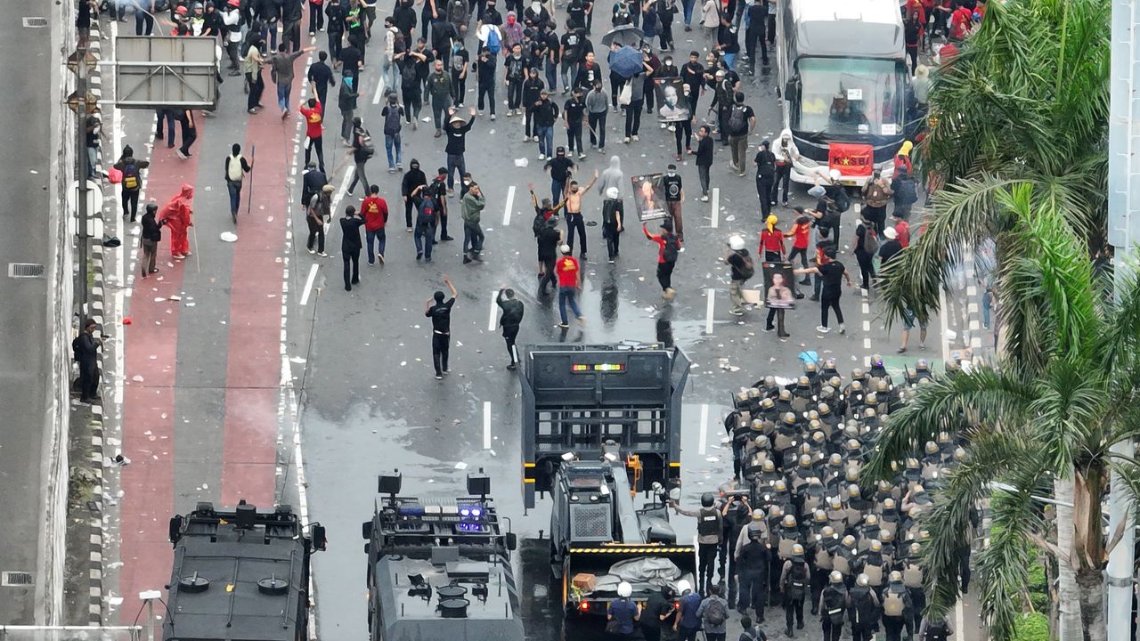 Demo Buruh Peringati May Day di DPR Berakhir Ricuh, Polisi Tangkap 13 Orang Terduga Anarko
