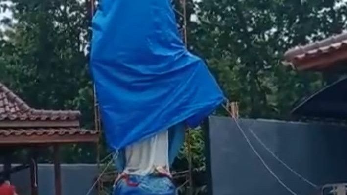 Viral! Patung Bunda Maria di Kulonprogo Ditutup Terpal, Polisi Sebut Itu Inisiatif Pemilik Rumah Doa
