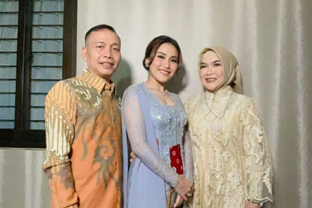 Ayah Rozak, Ayu Ting Ting dan Umi Kalsum (Foto: Instagram/@mom_ayting92_)