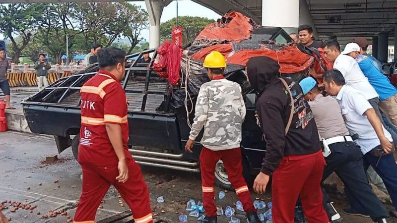 Tidak Kuat Menanjak, Mobil Pikap Bawa Jengkol Terguling  Saat Naik ke Kapal di Pelabuhan Bakauheni