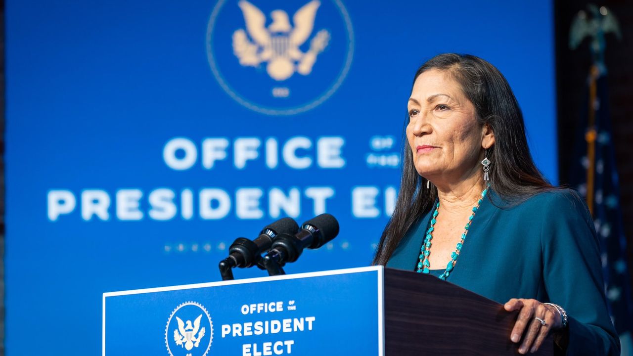 Deb Haaland, Staf Kabinet AS Pertama dari Kaum Indian-Amerika, Pimpin Departemen Interior