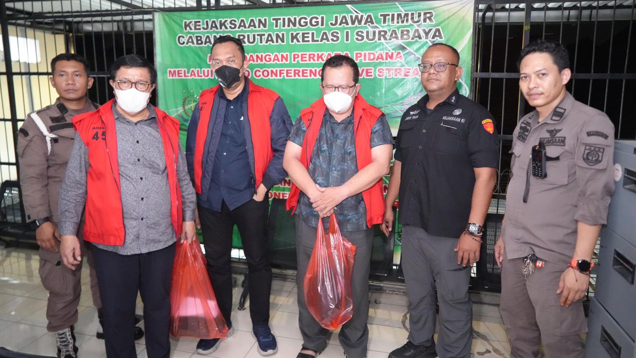 Penampakan Dua Hakim yang Bebaskan Ronald Tanur Bawa Plastik Kresek Merah Saat Ditangkap