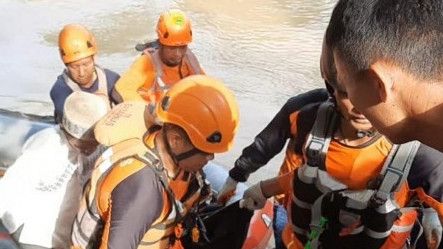 Tim SAR Berhasil Temukan Pria  Terseret Arus Kali Cimanceuri Tangerang di Tumpukan Sampah