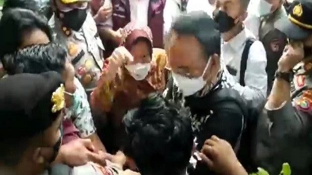 Biasa Marah-Marah, Kali Ini Risma Dimarahi Balik di Lombok, Netizen: Emang Pejabat Doang yang Bisa Marah